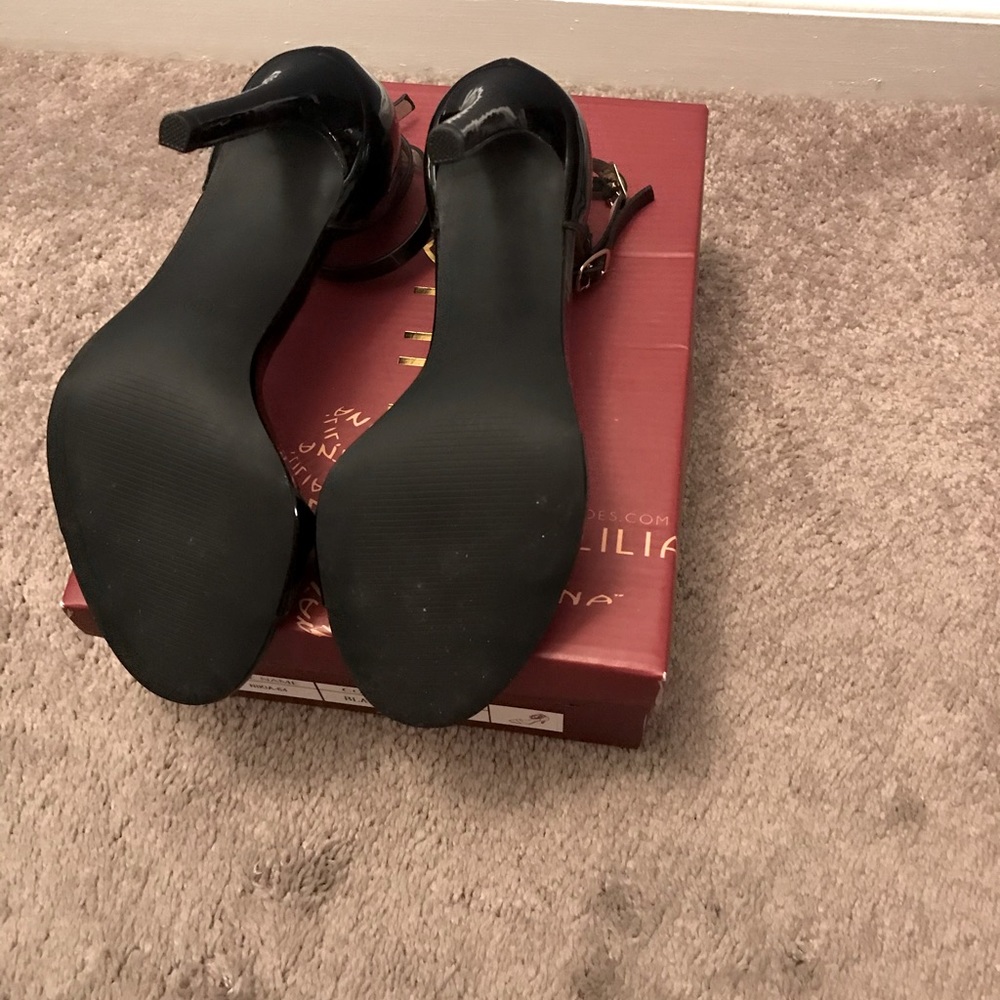 BRAND NEW Black pump heels